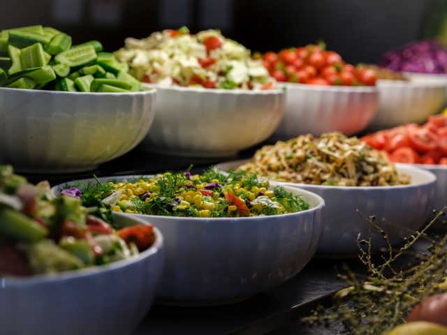 Préparer un repas léger et savoureux : la salade de légumes rôtis et scamorza